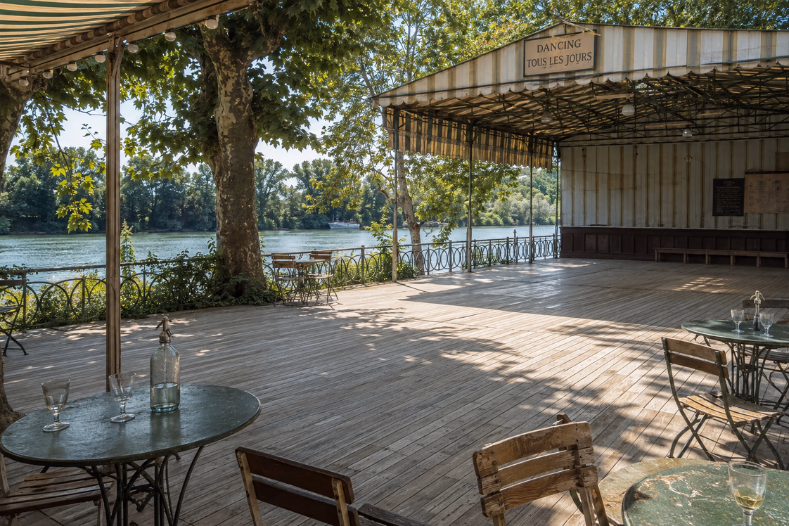 Merendero al aire libre a orillas del Marne, con la pista de baile vacía bajo el sol y un cartel que anuncia «Dancing tous les jours», el salón popular de los bailes por los que pasó la palabra gigolette.