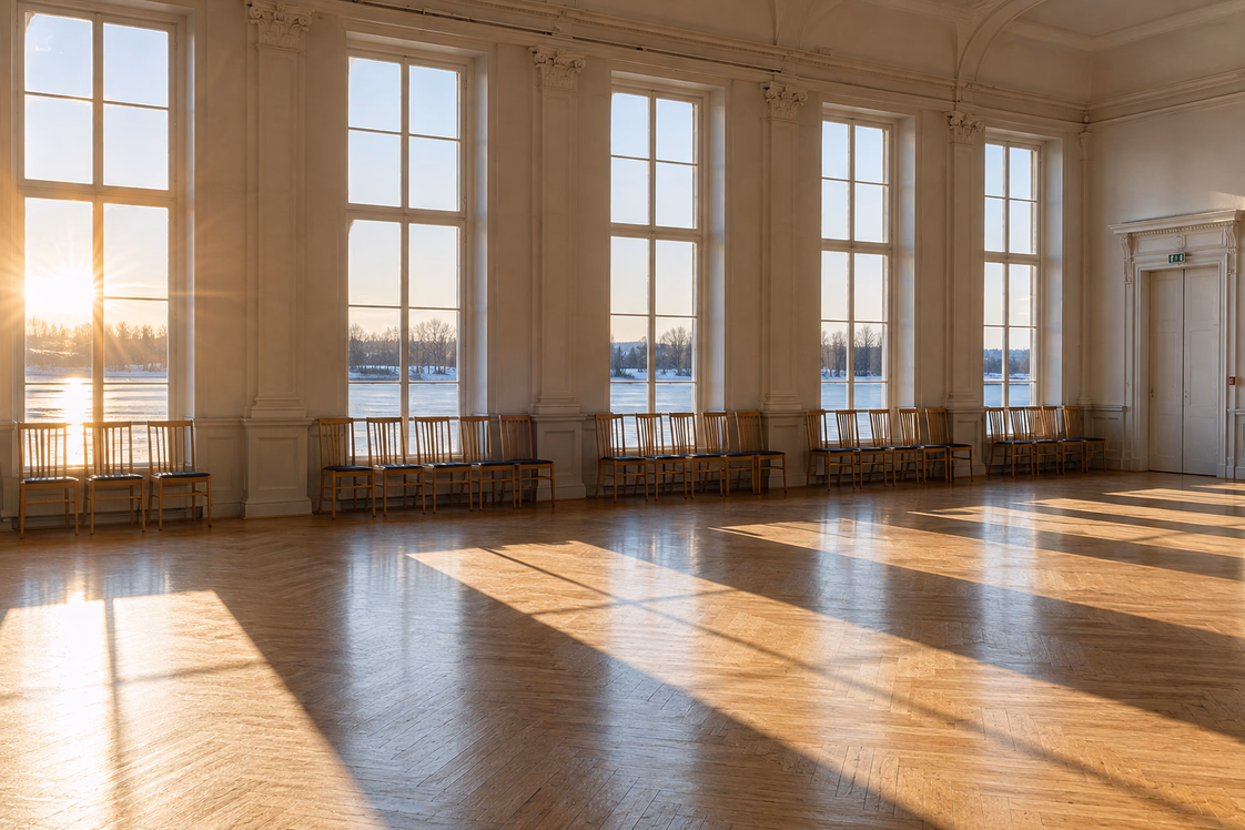Salón de baile escandinavo en invierno, con el sol bajo entrando por los ventanales y las sillas alineadas contra la pared, la pista del bailarín contratado que los diccionarios nórdicos llaman gigolo.