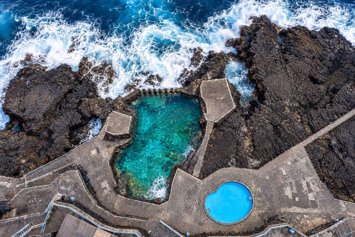 Le piscine naturali di La Maceta tra la lava e le onde, viste dall'alto