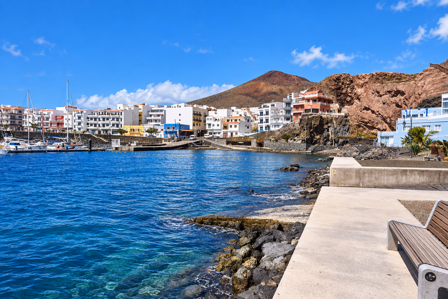 Il porto di La Restinga con le case colorate e l'acqua trasparente