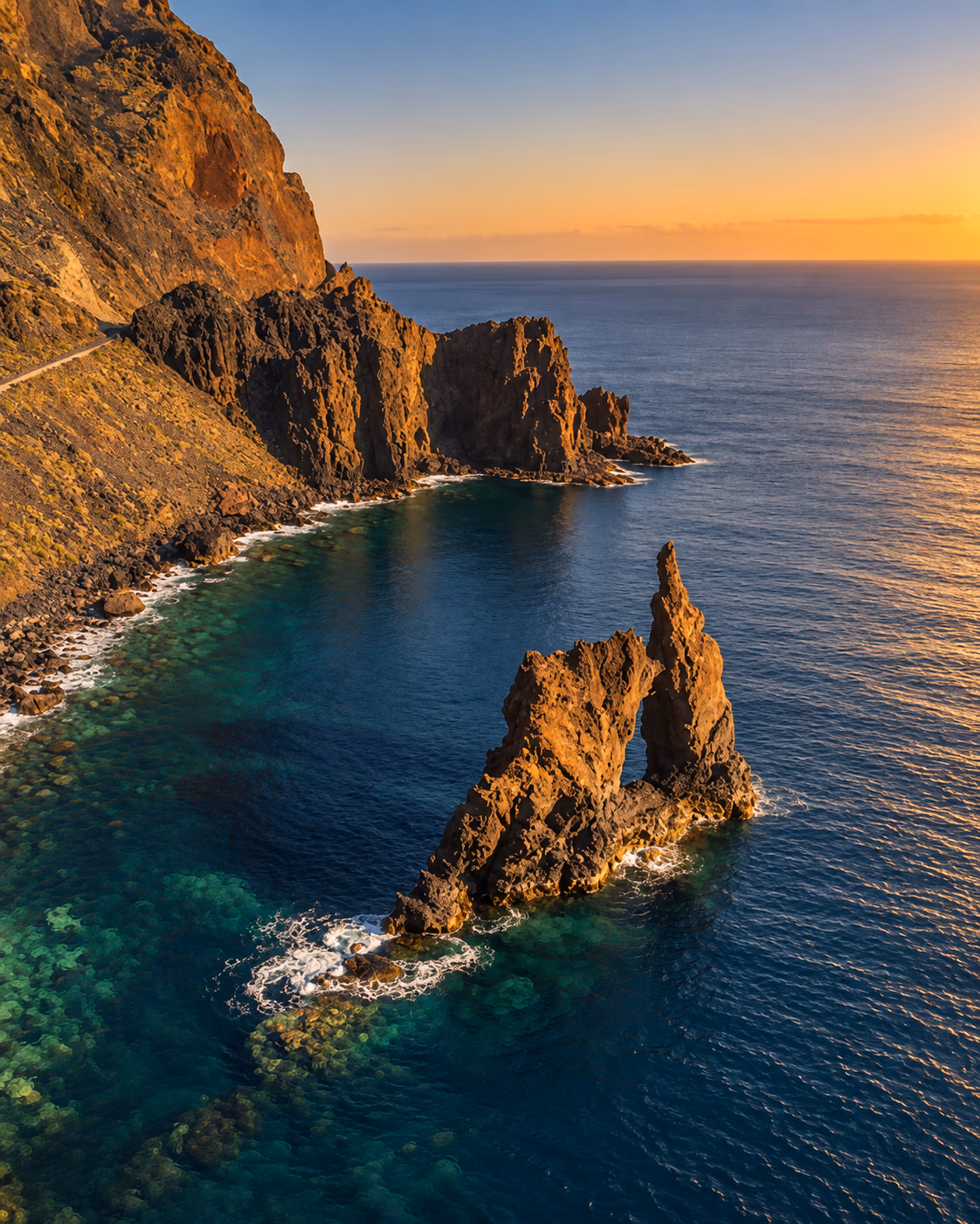 Il Roque de la Bonanza, scolpito ad arco, nella baia di Las Playas