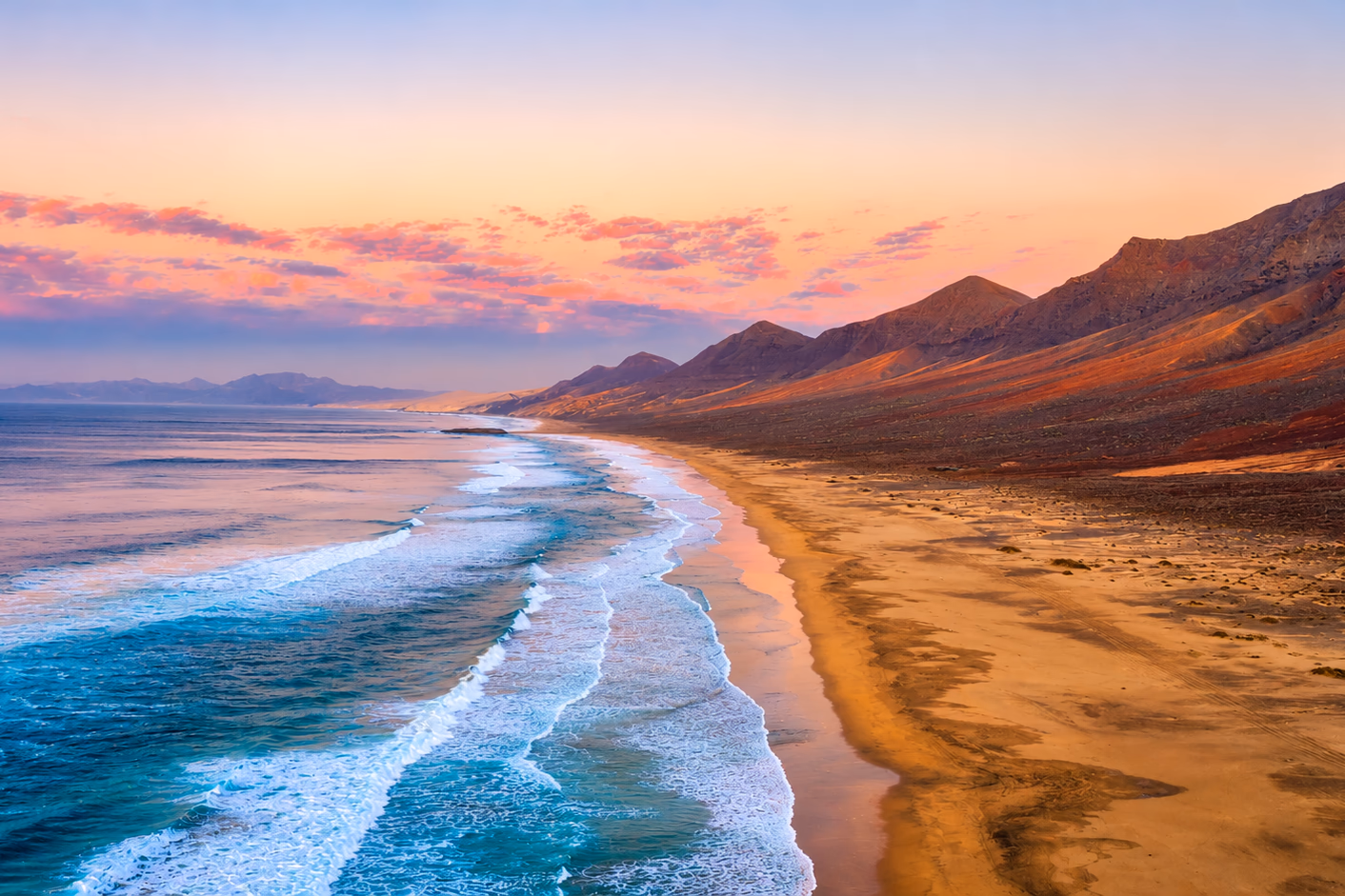 Der Strand von Cofete bei Sonnenuntergang, vor den Bergen von Jandía