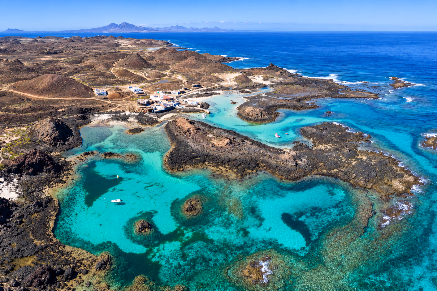 Die türkisblauen Becken der Isla de Lobos zwischen der Lava, von oben gesehen