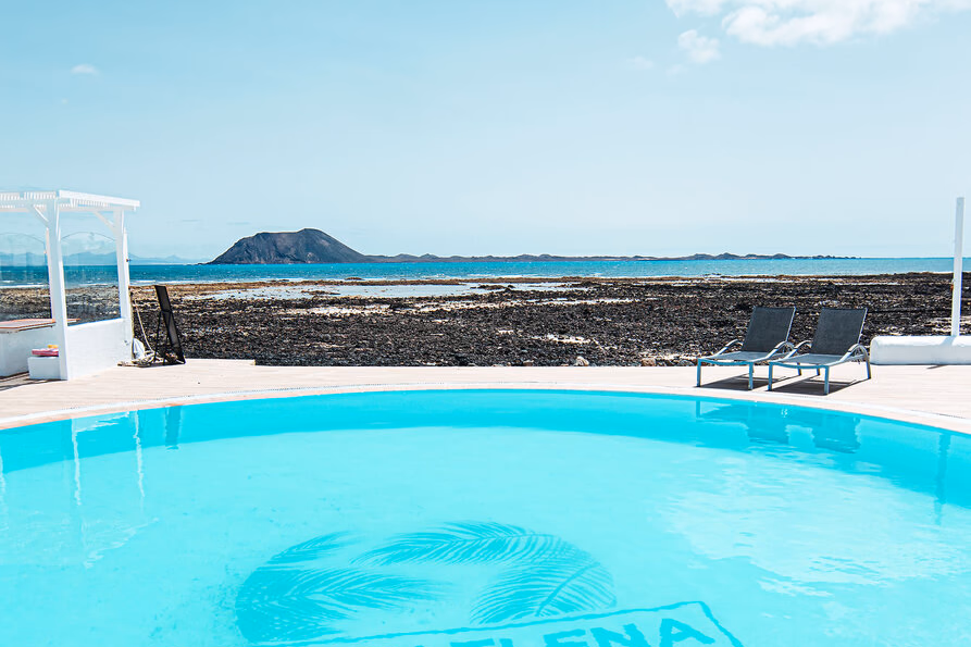 La piscina del Punta Elena Beach Club sul mare di Corralejo, con l'isola di Lobos all'orizzonte