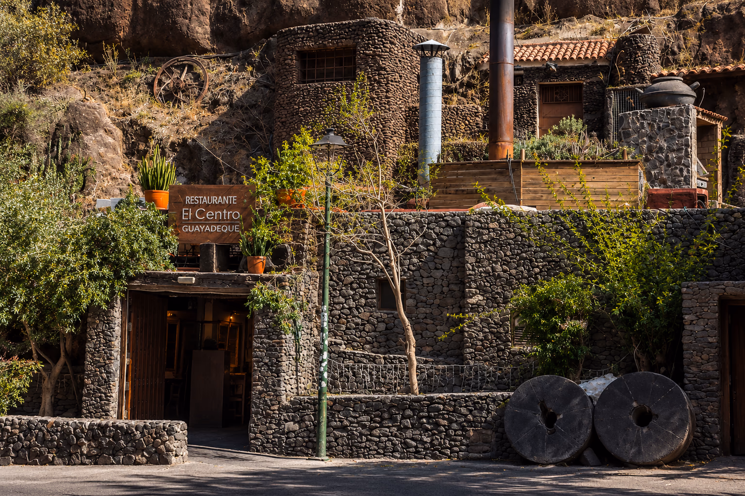 L'ingresso di un ristorante scavato nella roccia nel barranco di Guayadeque