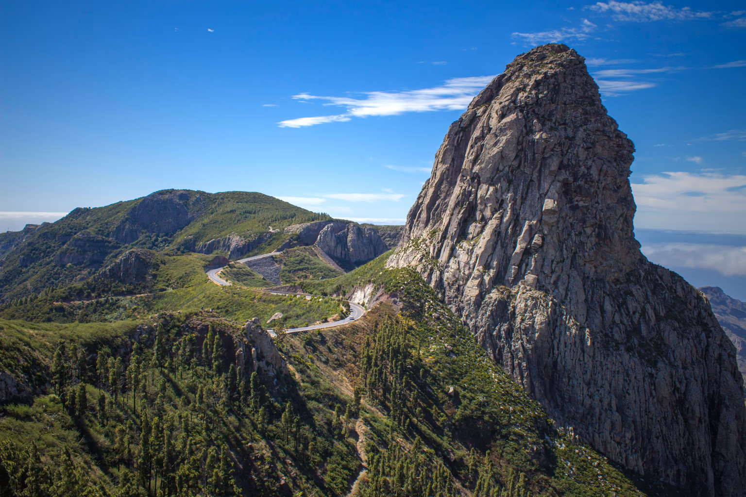 Der Roque de Agando, der über den Tälern und der Bergstraße aufragt