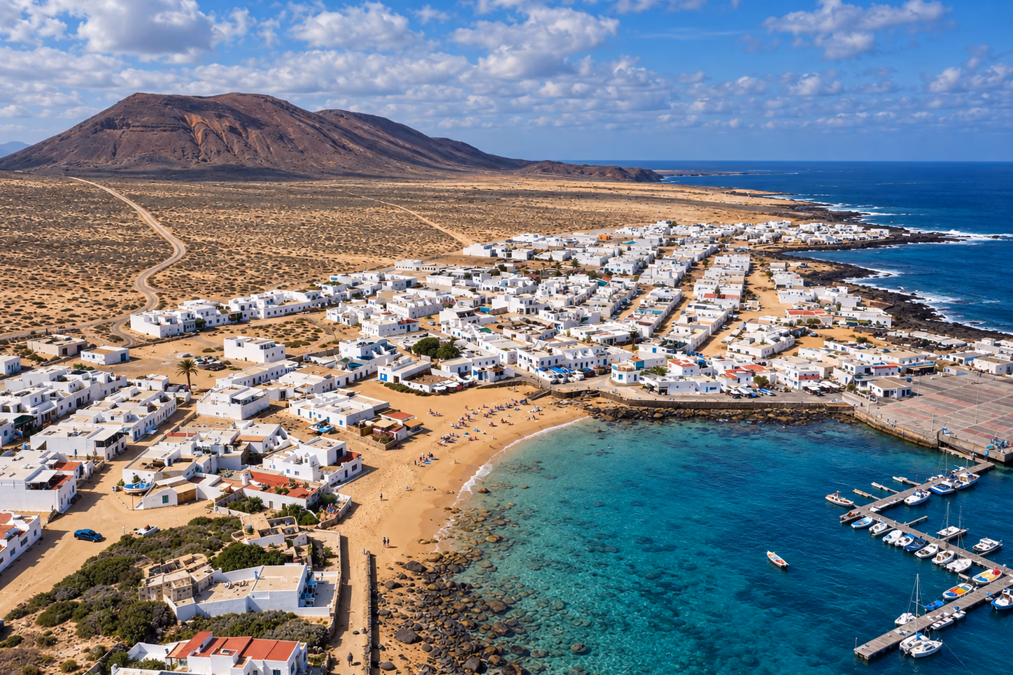 Caleta de Sebo von oben, mit den weißen Häusern, dem Hafen und den Straßen aus Sand