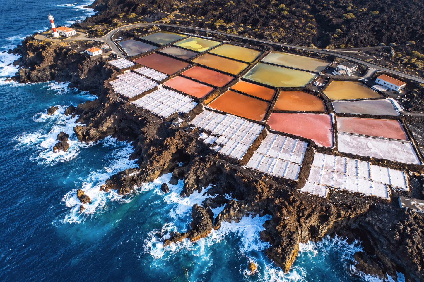 Le saline di Fuencaliente dall'alto, con le vasche colorate e il faro sul mare