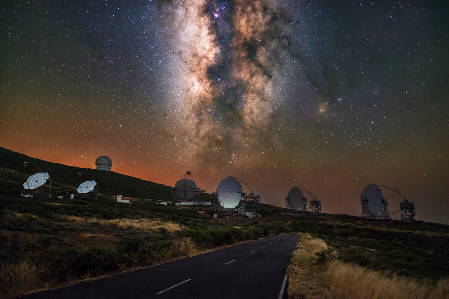 I telescopi del Roque de los Muchachos sotto la Via Lattea