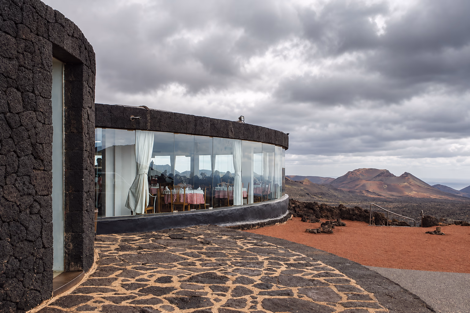 Der runde, verglaste Speisesaal des Restaurants El Diablo auf den Montañas del Fuego