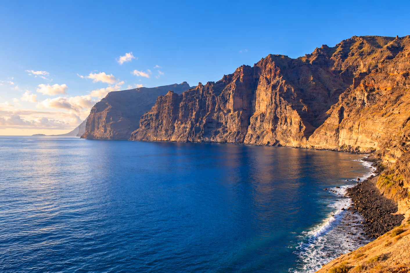 Die Klippen von Los Gigantes, die senkrecht ins Meer abfallen